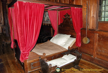 Marksburg - Kemenate bed chamber with a canopied matrimonial bed